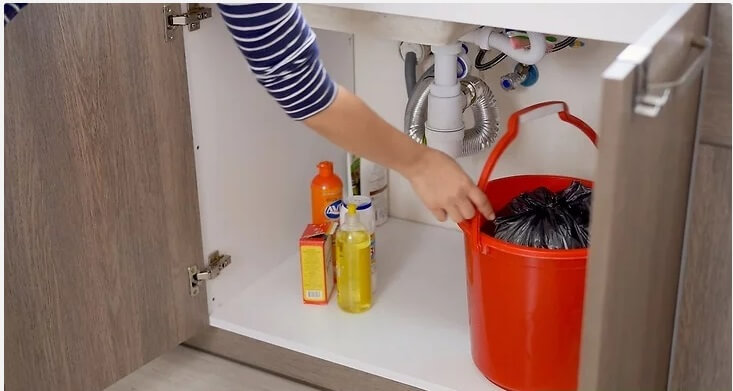 تعویض کیسه زباله در هنگام نظافت آشپزخانه